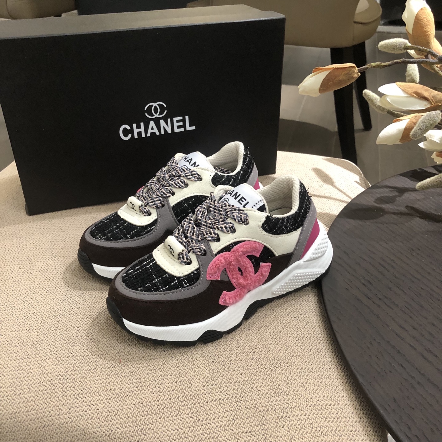 Children's shoes child